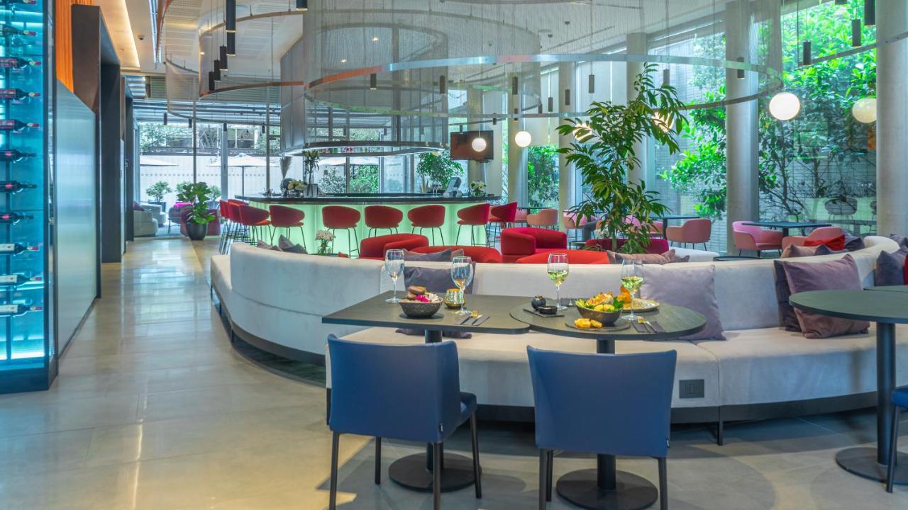 Pullman Santiago Vitacura Екстер'єр фото The bar at the hotel