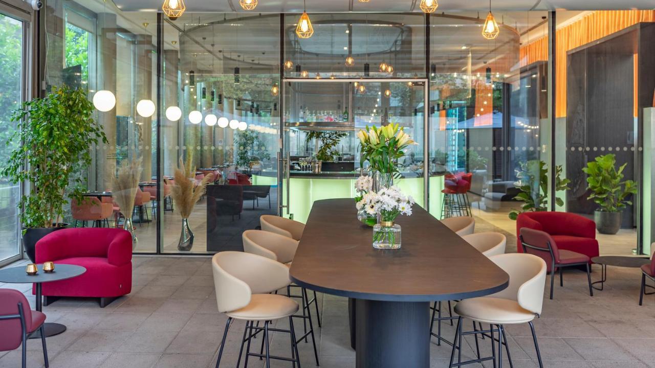Pullman Santiago Vitacura Екстер'єр фото The lounge at the airport