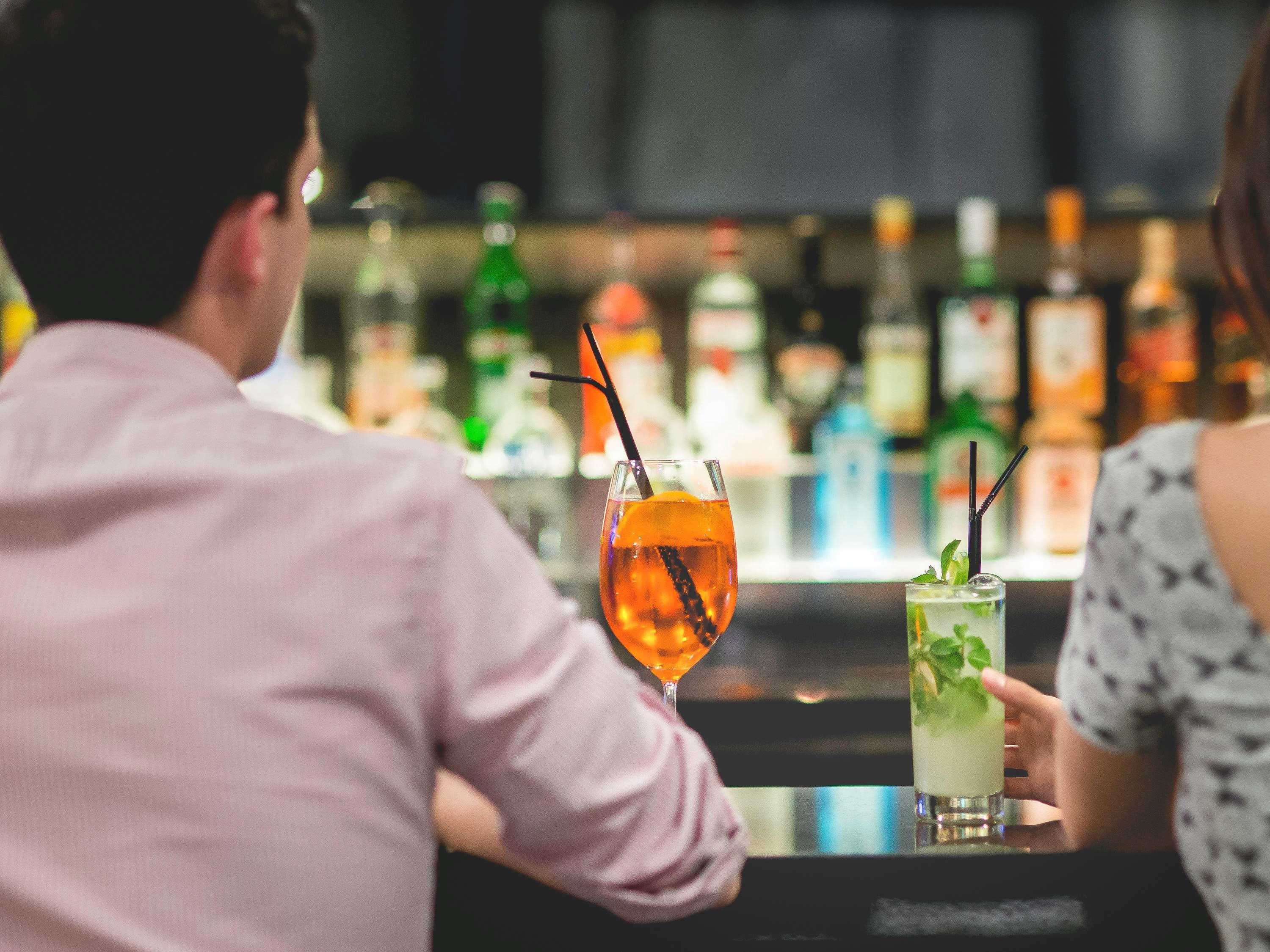 Pullman Santiago Vitacura Екстер'єр фото A couple drinking cocktails at a bar