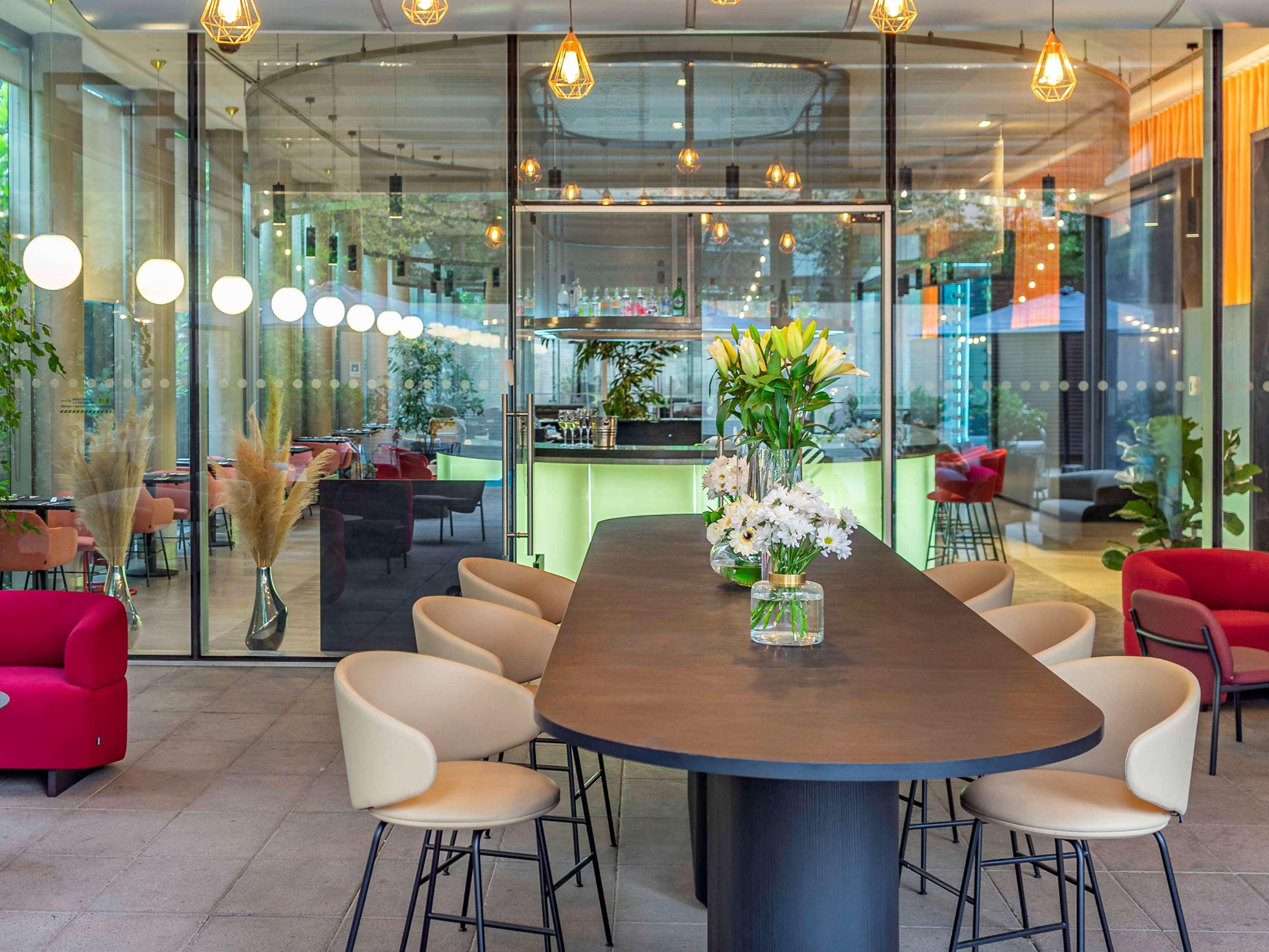 Pullman Santiago Vitacura Екстер'єр фото The lounge at the airport
