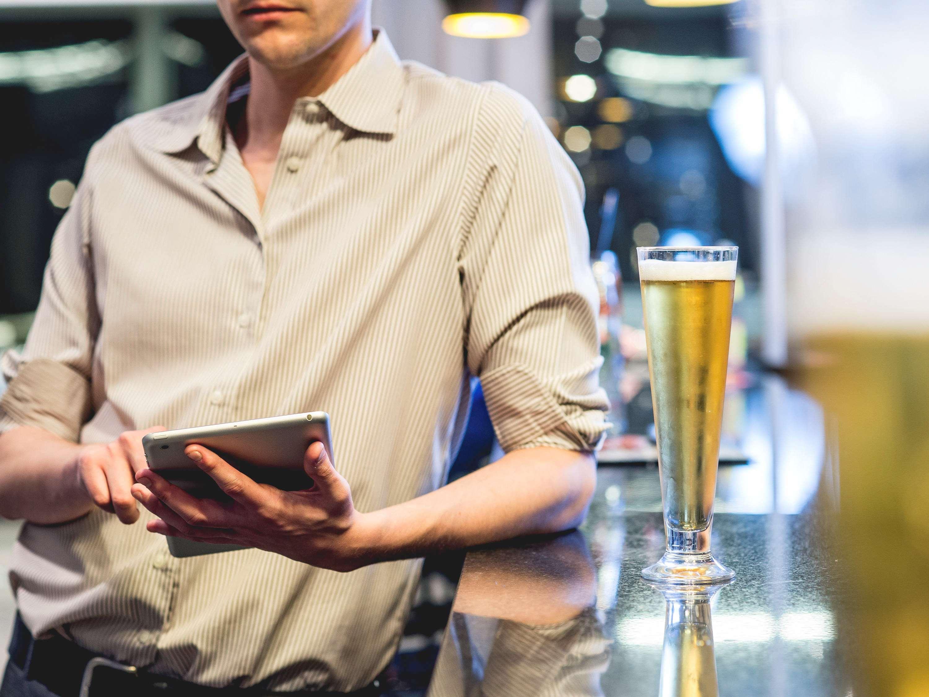 Pullman Santiago Vitacura Екстер'єр фото A bartender using a tablet computer