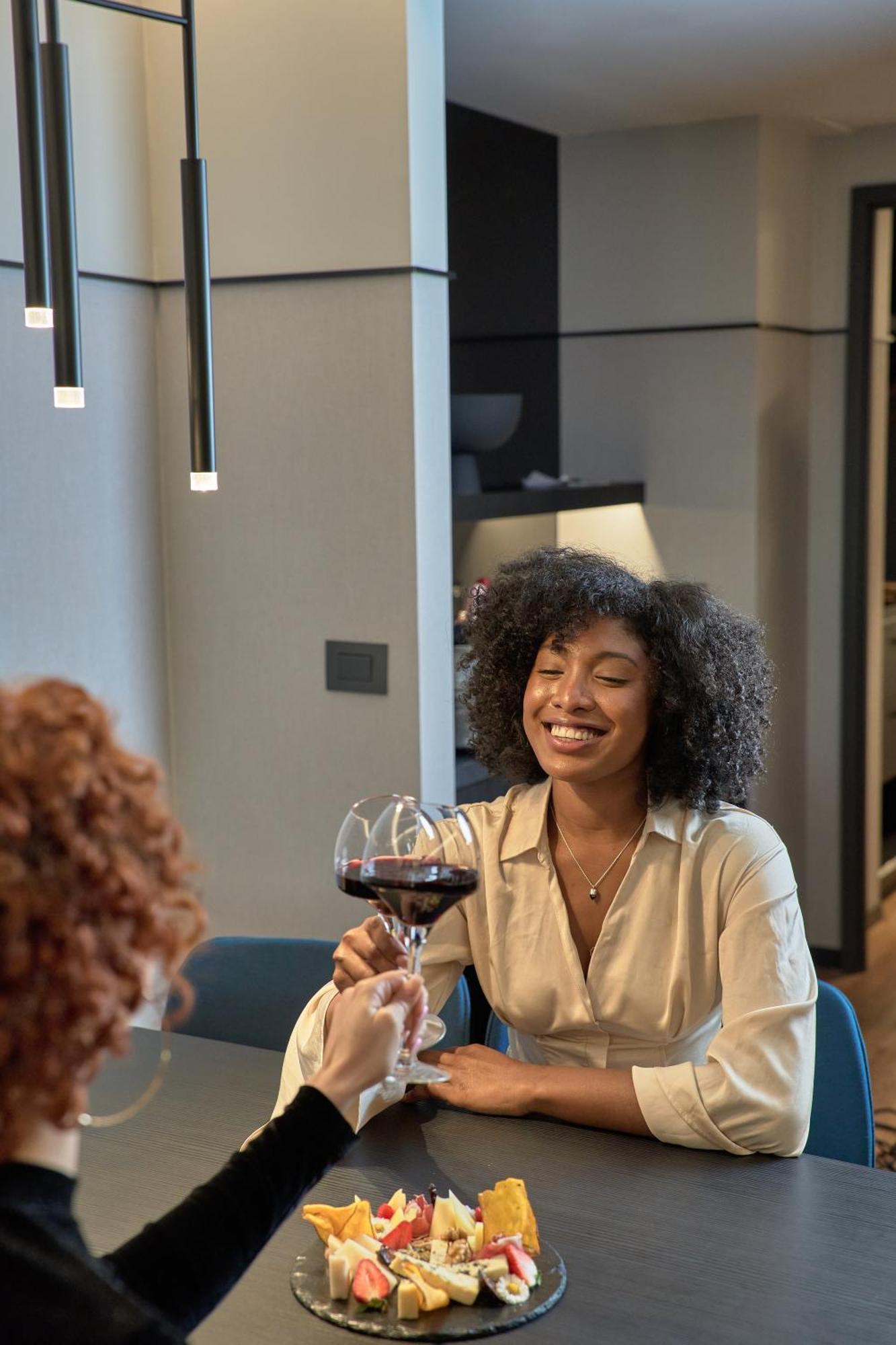 Pullman Santiago Vitacura Екстер'єр фото A woman with a glass of wine