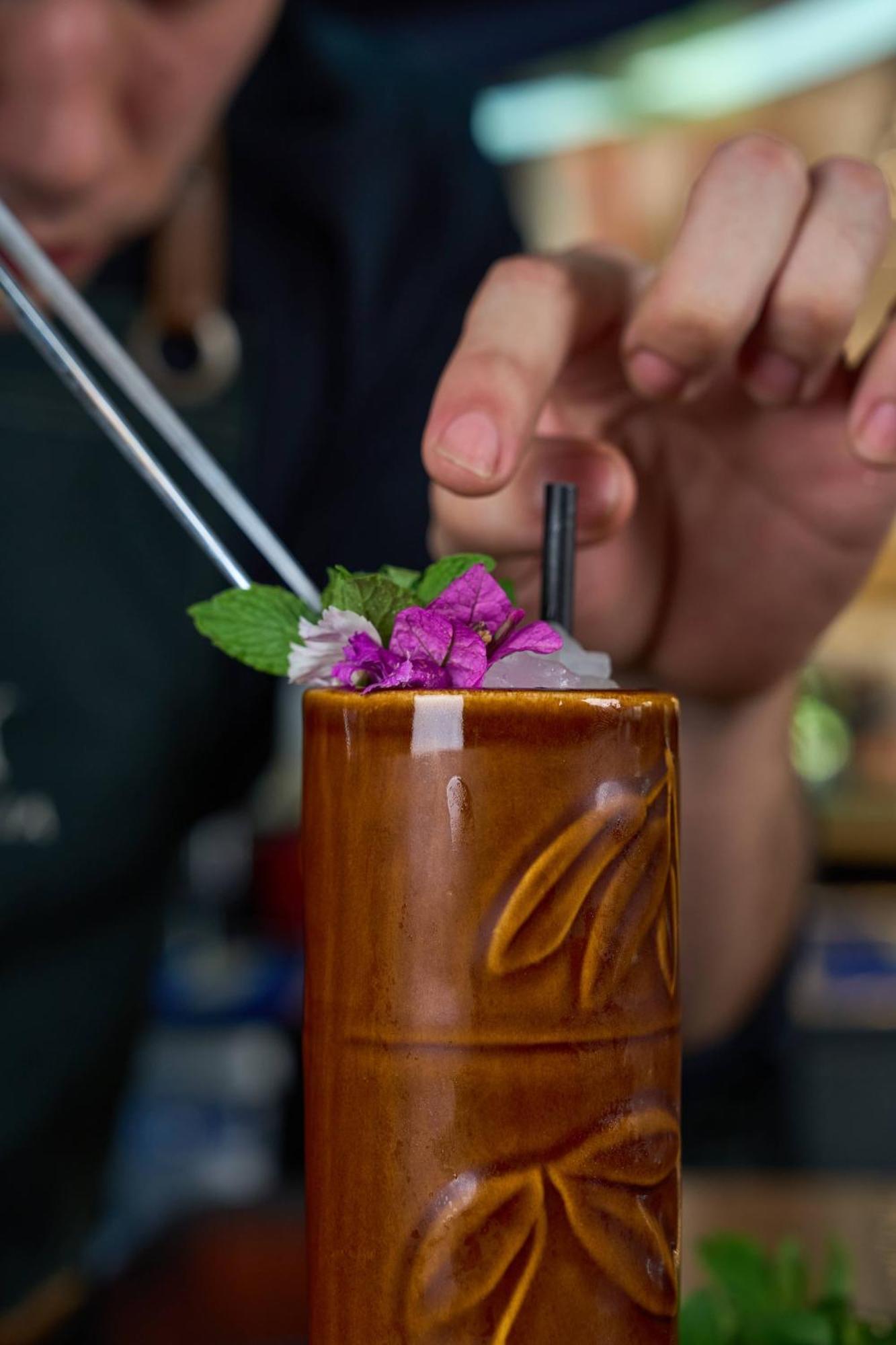 Pullman Santiago Vitacura Екстер'єр фото A tiki drink being garnished