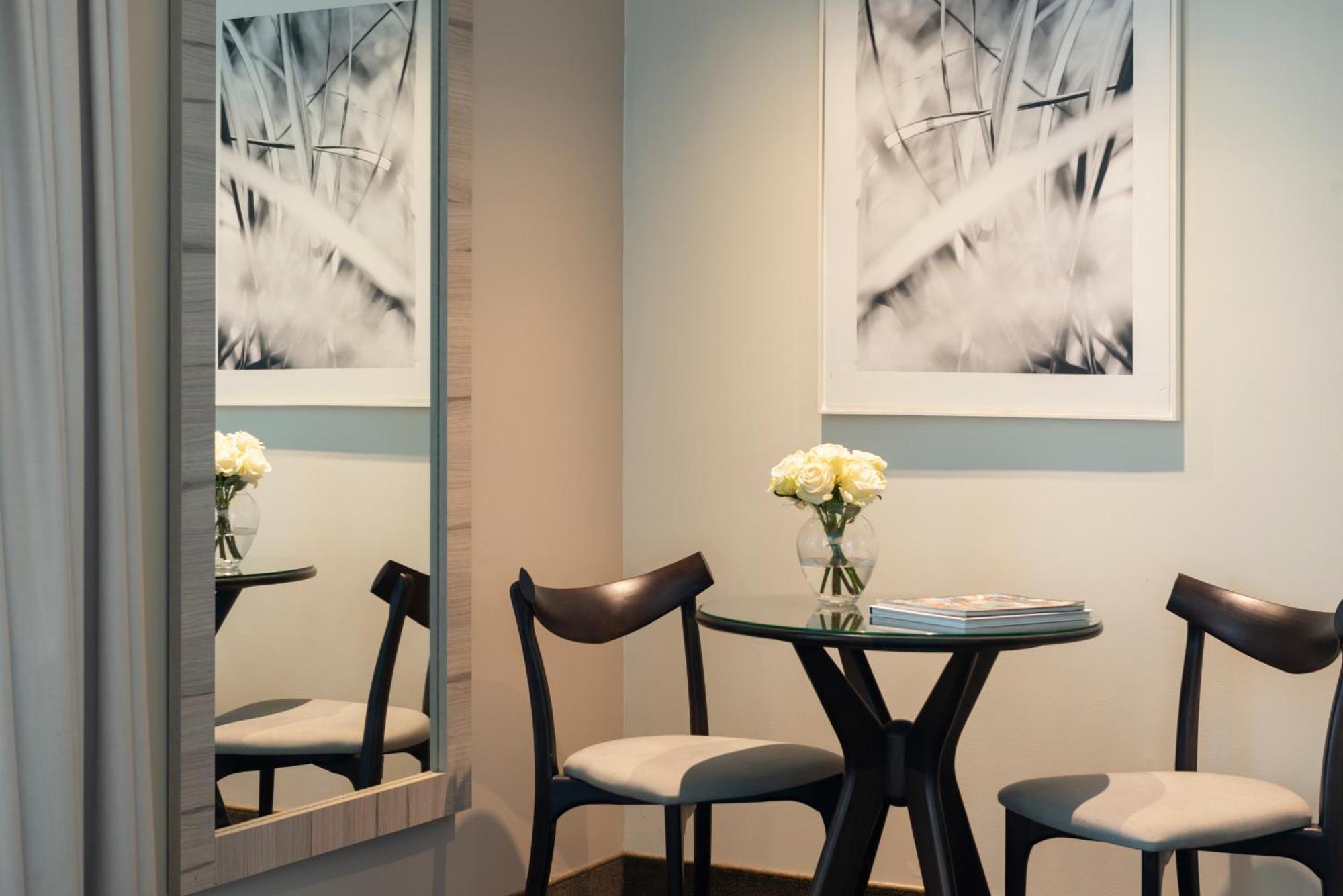 Pullman Santiago Vitacura Екстер'єр фото A dining room in a private suite