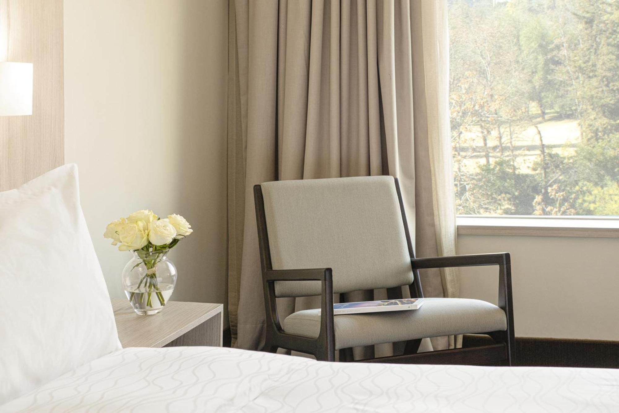 Pullman Santiago Vitacura Екстер'єр фото A guest room at the Hotel