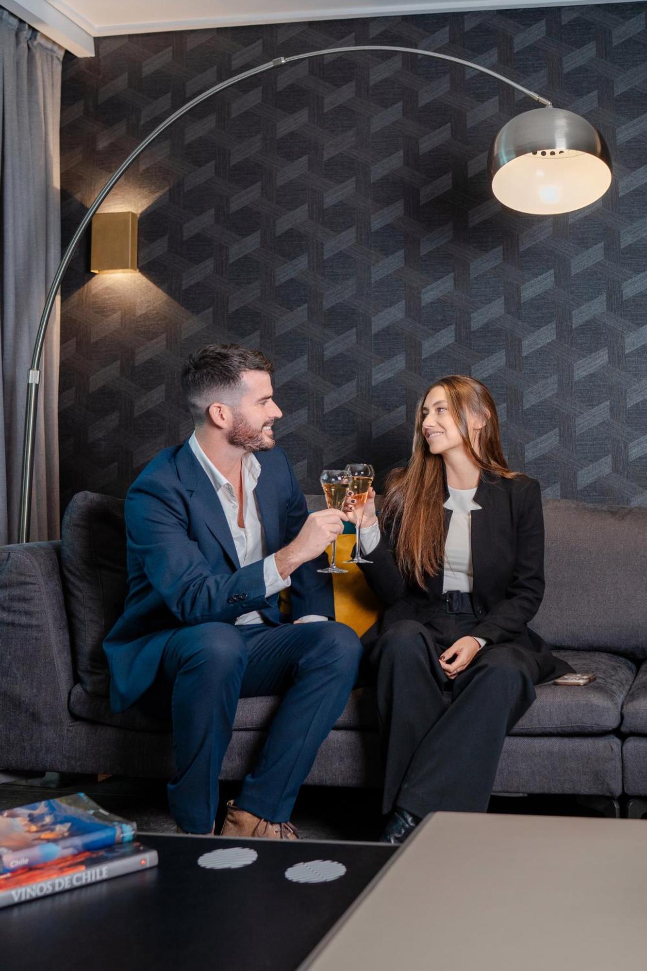 Pullman Santiago Vitacura Екстер'єр фото A couple drinking champagne