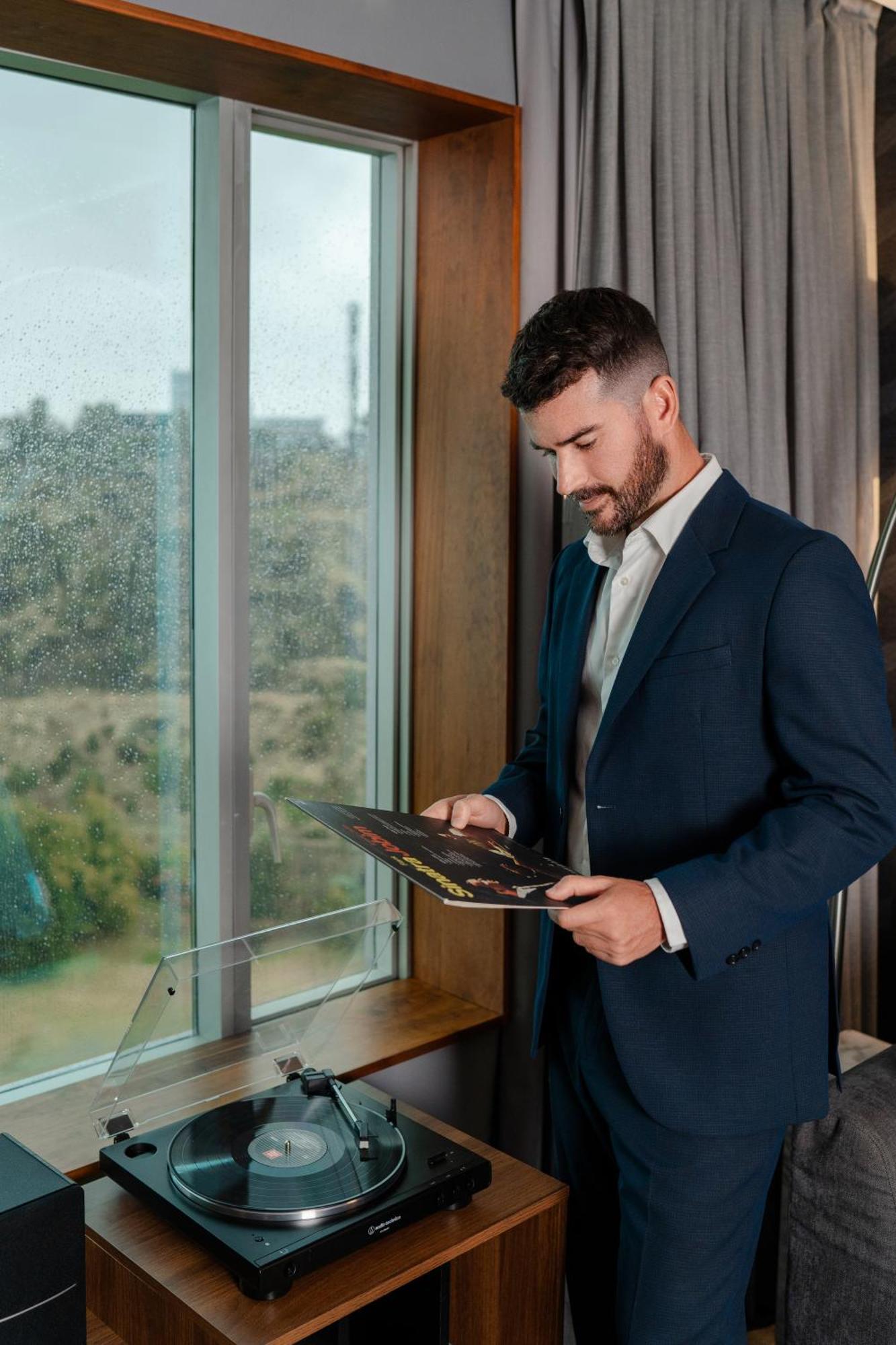 Pullman Santiago Vitacura Екстер'єр фото A man wearing a suit