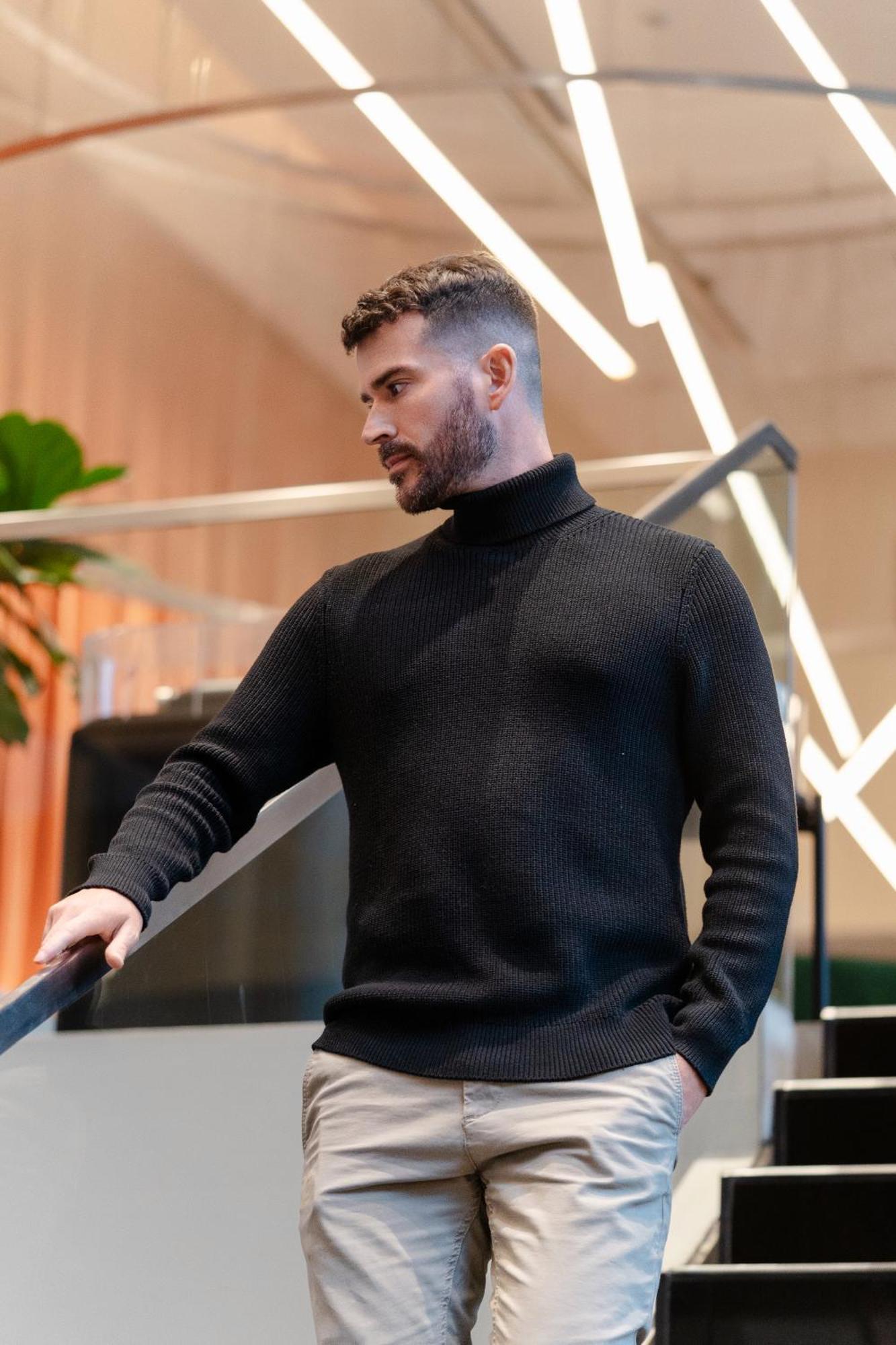 Pullman Santiago Vitacura Екстер'єр фото A man wearing a turtleneck