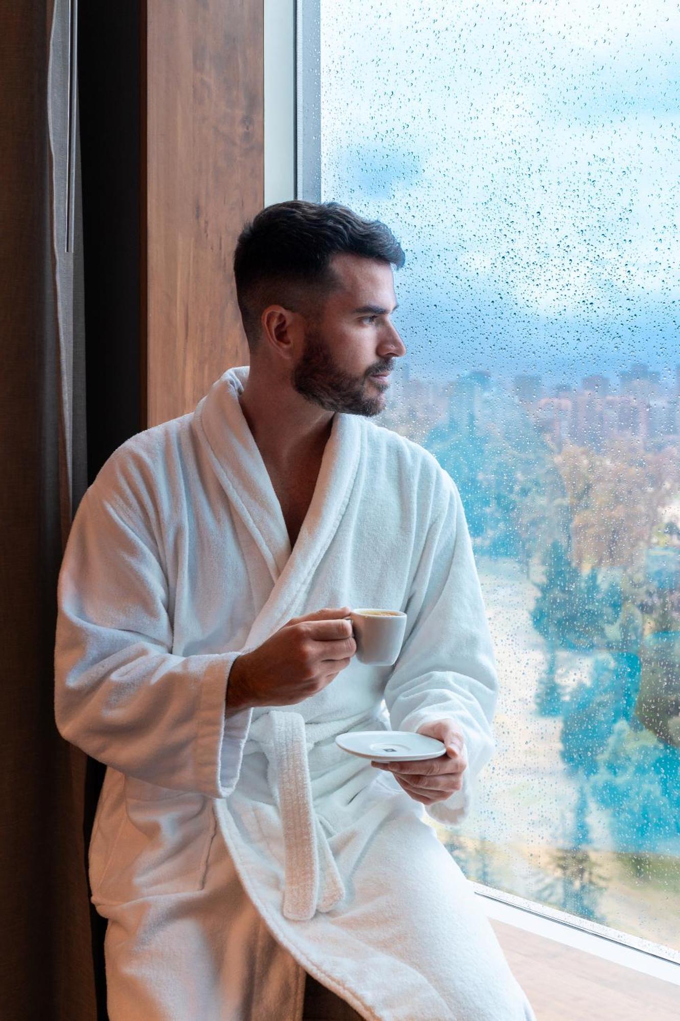 Pullman Santiago Vitacura Екстер'єр фото A man wearing a bathrobe