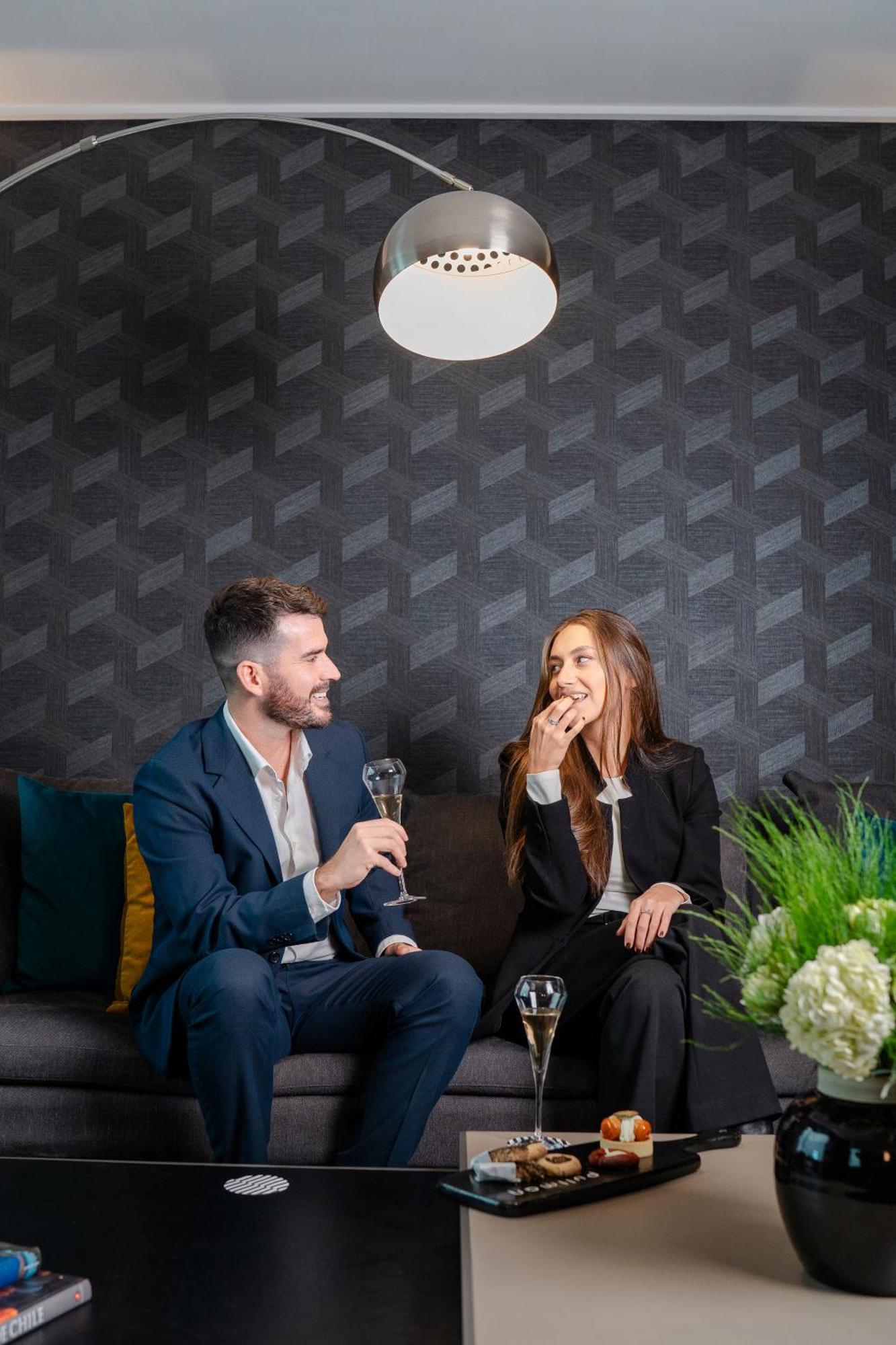 Pullman Santiago Vitacura Екстер'єр фото The hosts of the show, Ben and Kate