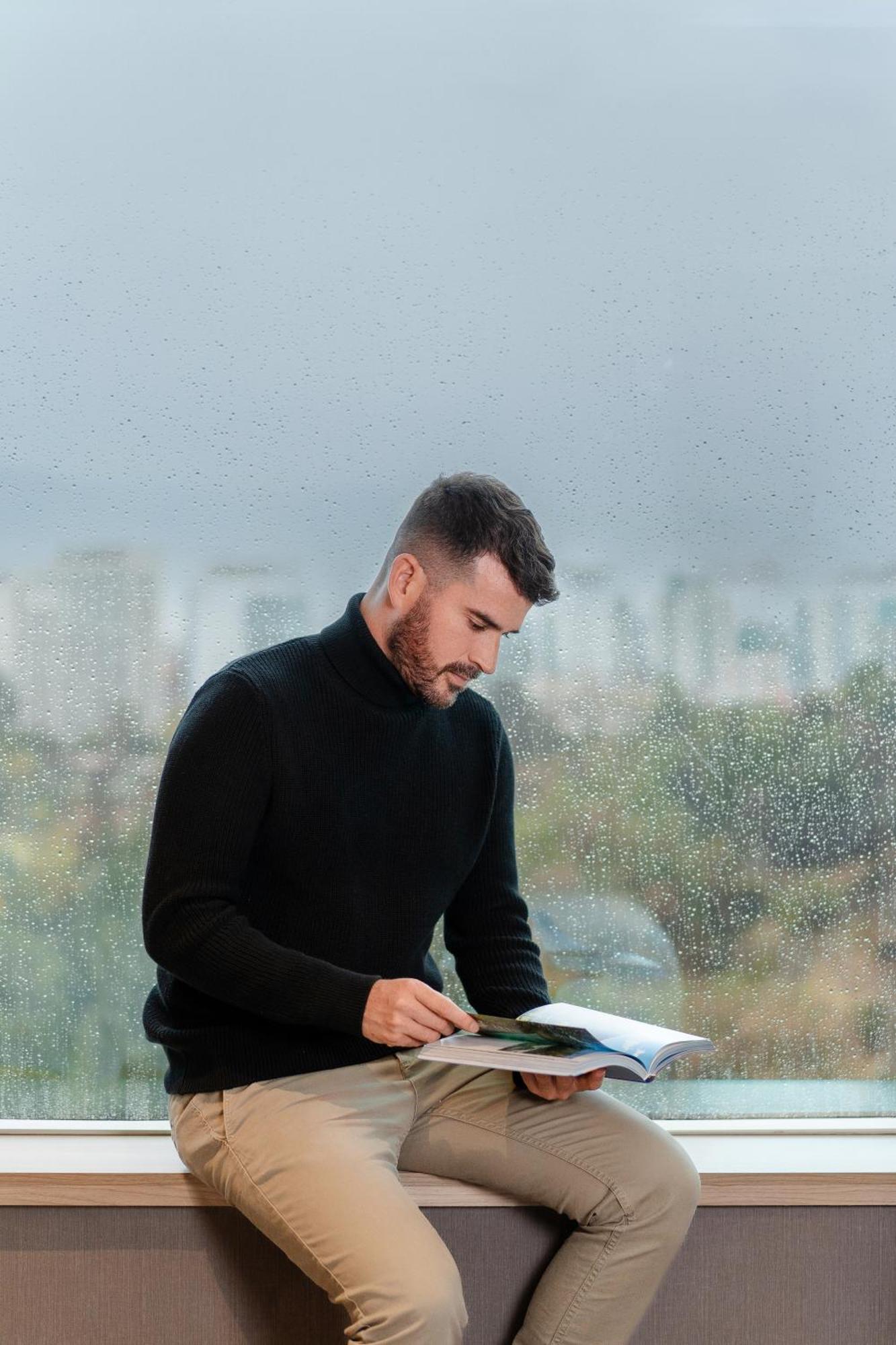 Pullman Santiago Vitacura Екстер'єр фото A man wearing a turtleneck