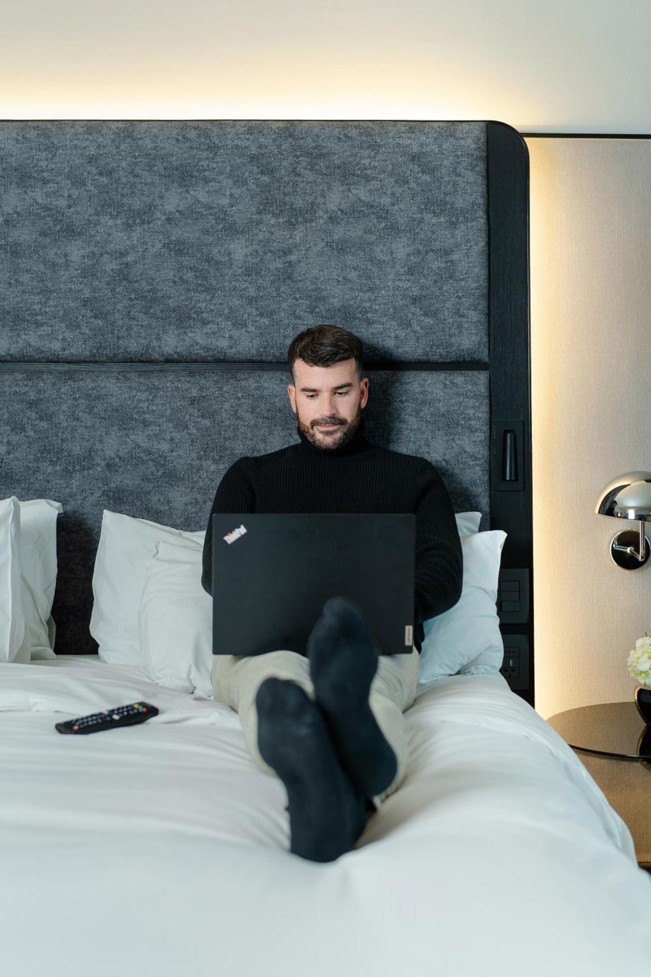 Pullman Santiago Vitacura Екстер'єр фото A man working from home