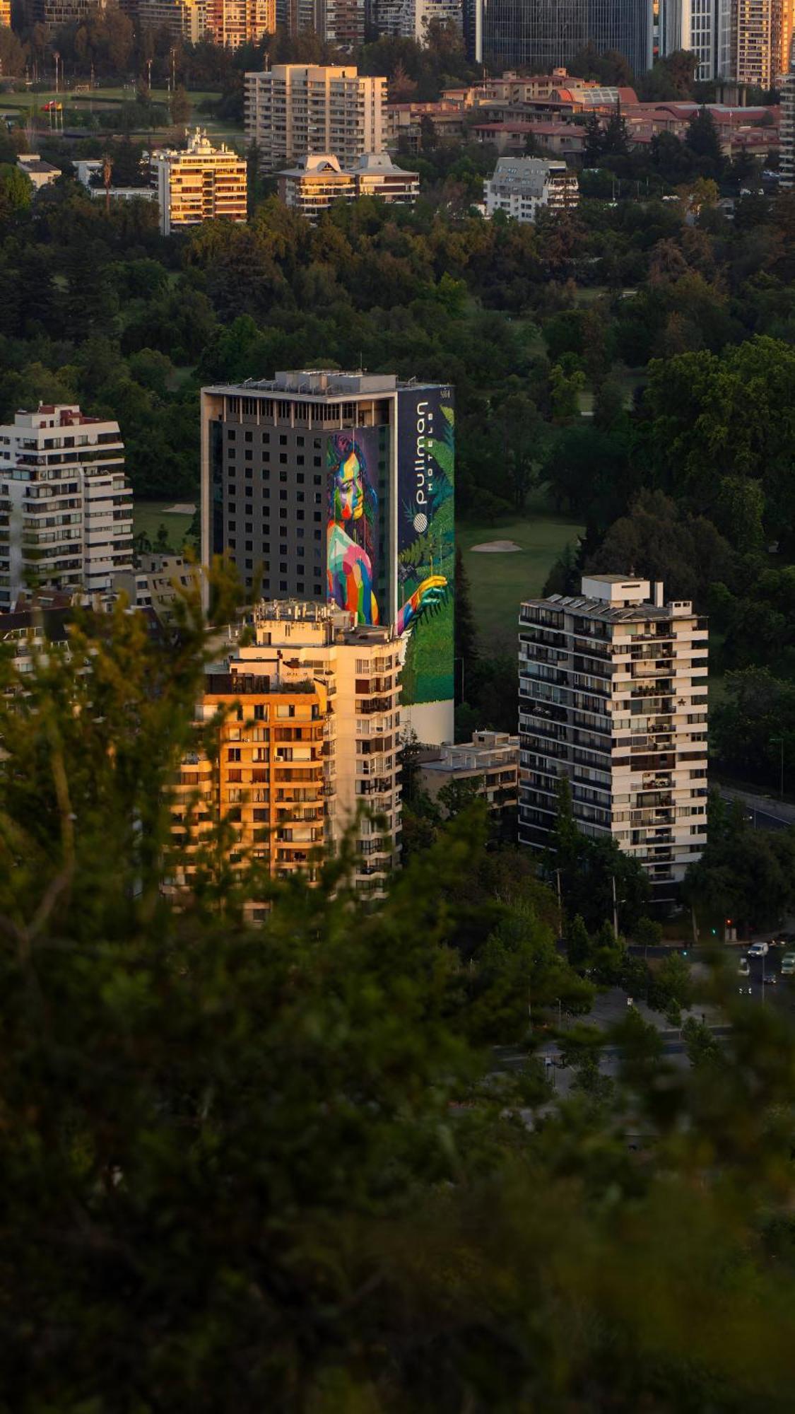 Pullman Santiago Vitacura Екстер'єр фото The building at dusk